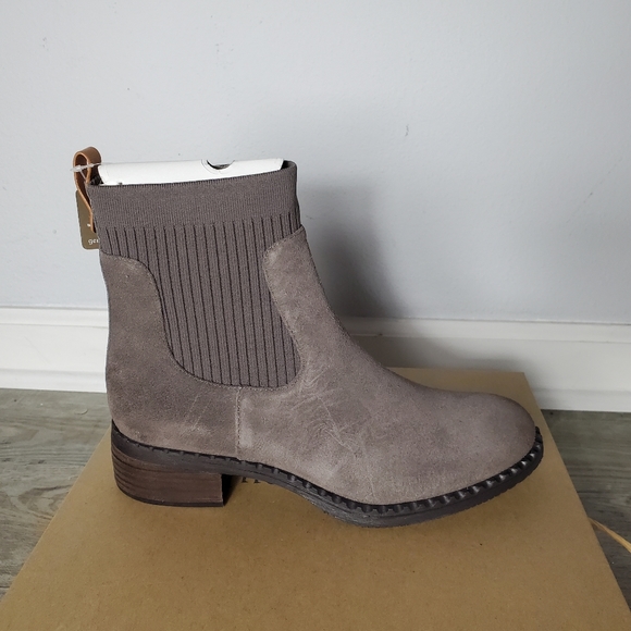 Kenneth Cole Women's Best Chelsea Bootie - Picture 2 of 9